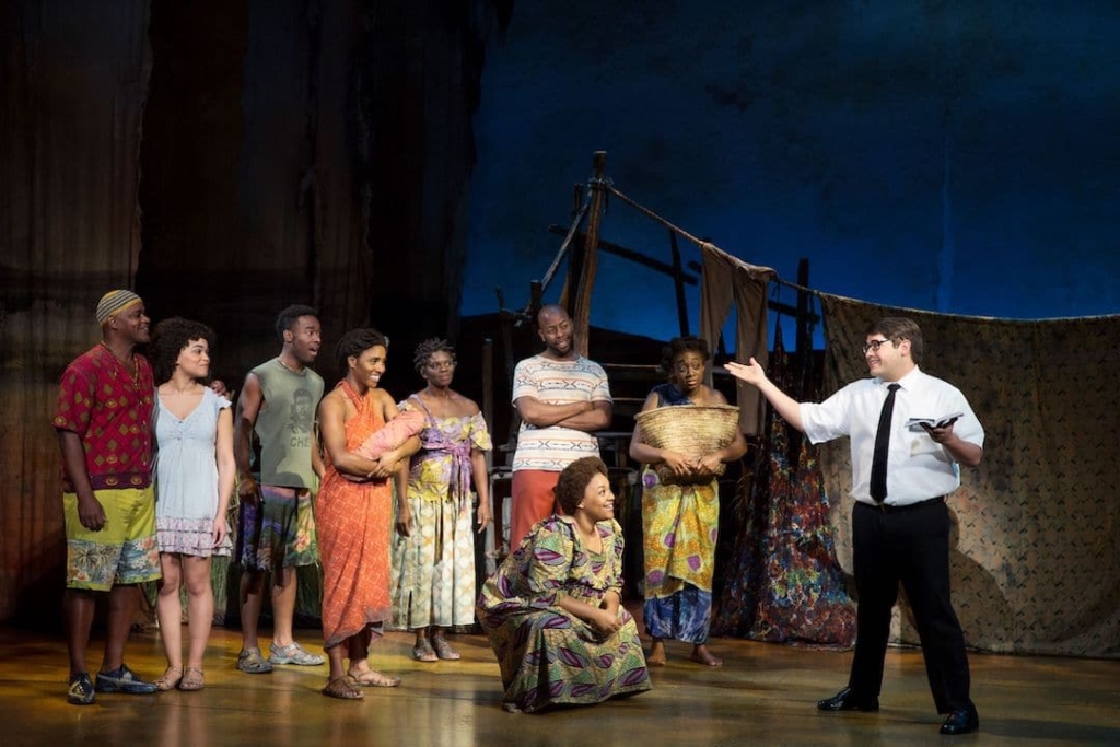 Acteurs du spectacle The Book of Mormon sur scène à Broadway