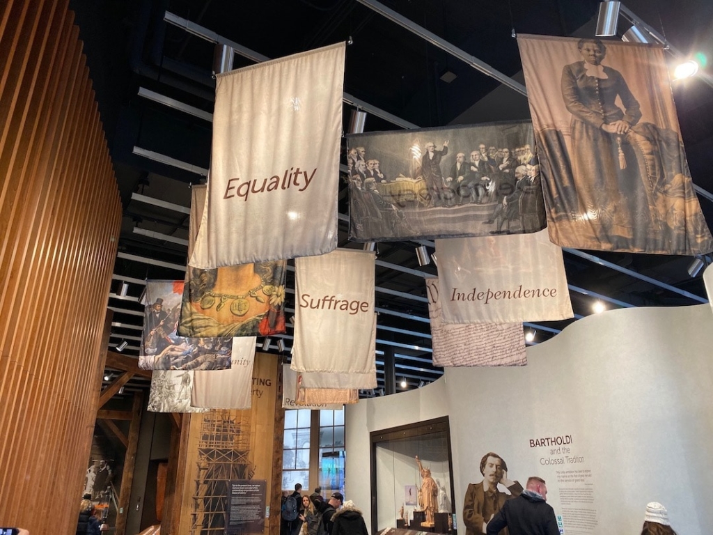 Drapeaux dans le musée de la Statue de la Liberté