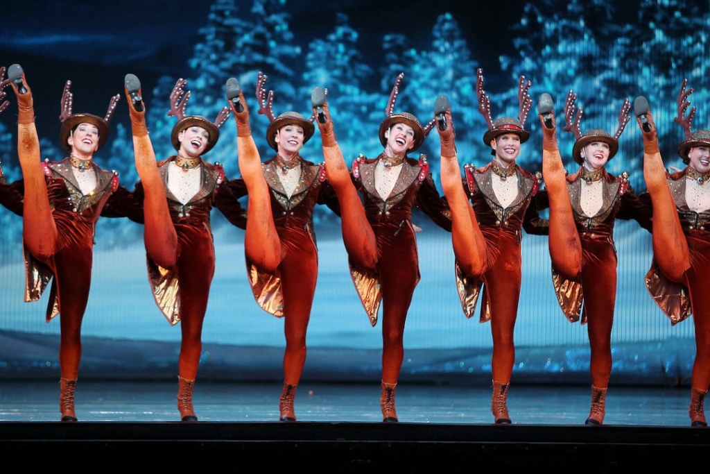 Danseuses Rockettes en ligne en train de faire un jeté de jambe