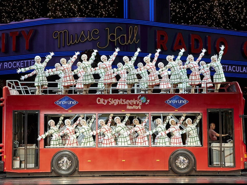 Les Rockettes dans un bus sur scène lors du Christmas Spectacular à New York