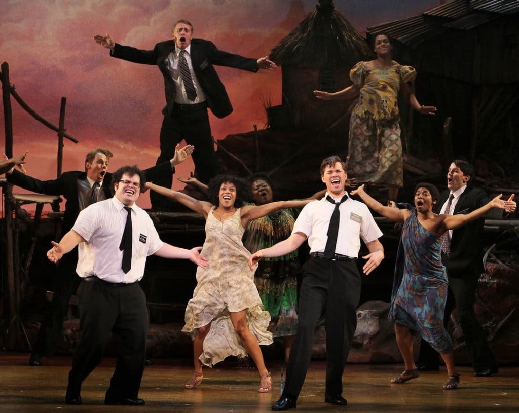 Acteurs sur scène pendant la comédie musicale The Book of Mormon à Broadway