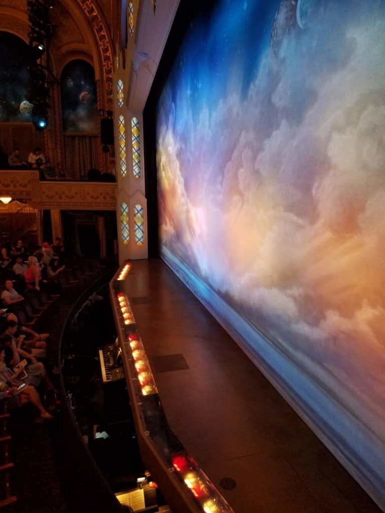Vue de la scène de The Book of Mormon à New York