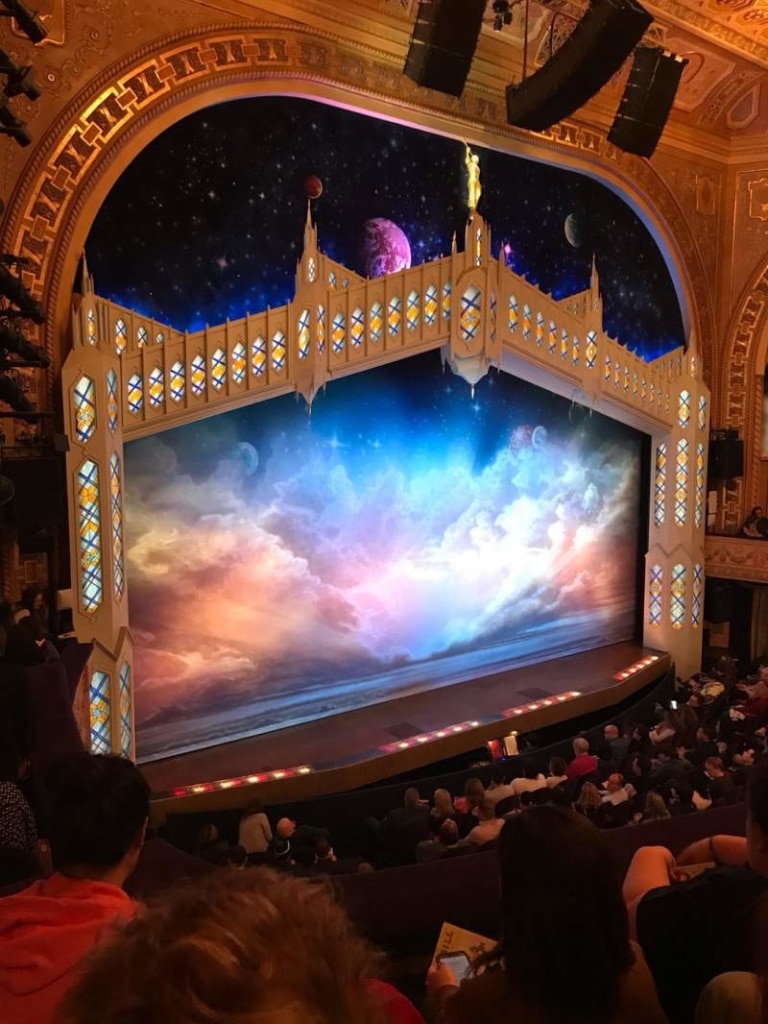 Vue de la scène de The Book of Mormon à New York