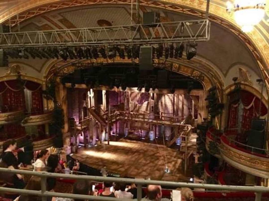 Vue depuis le font du théâtre pour voir Hamilton à Broadway
