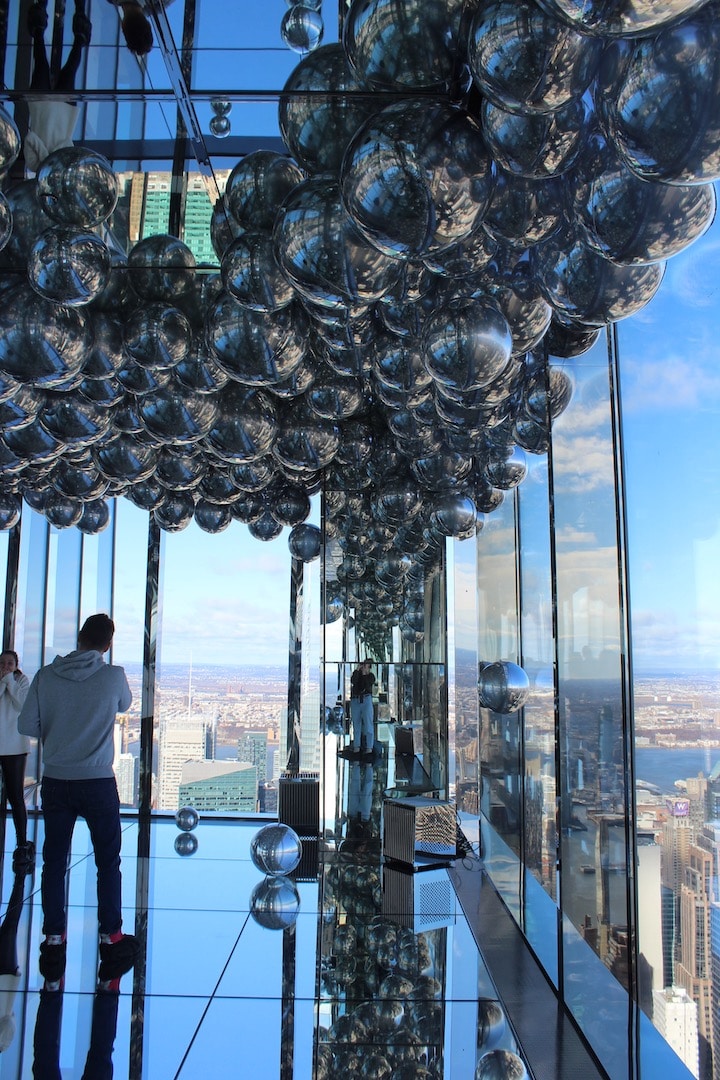 Salle avec ballons argentés au Summit
