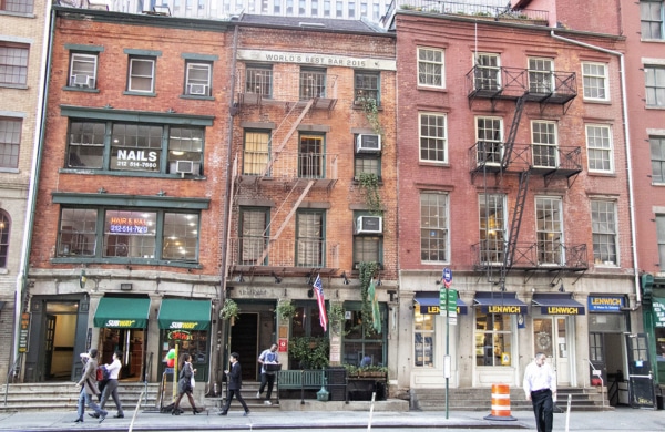 Façade du pub Dead Rabbit à New York, une expérience incontournable pour les amateurs de pubs et de cocktails à New York.