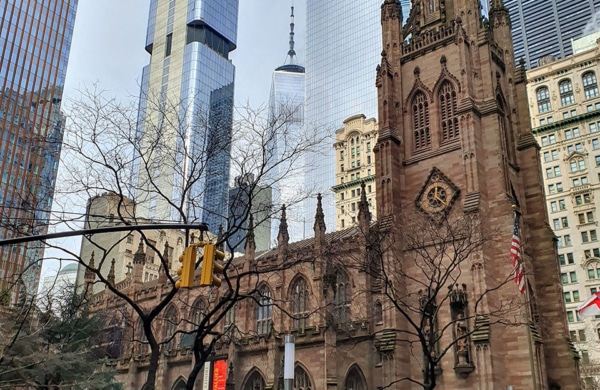 Trinity Church à Wall Street, New York : une église emblématique du quartier financier.