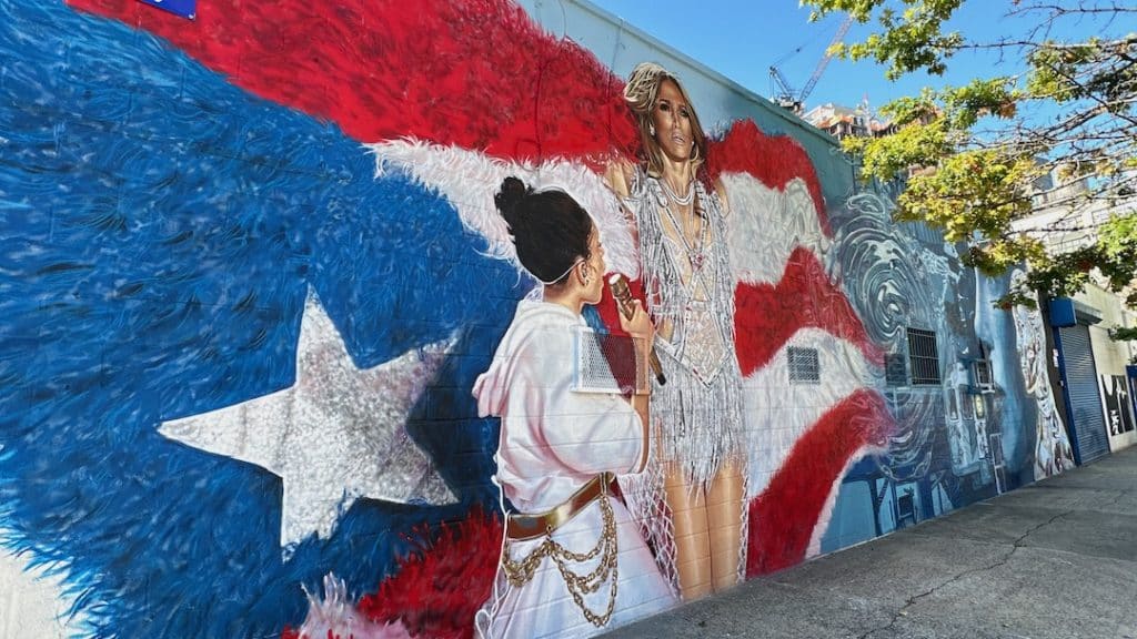 Fresque de J. Lo visible dans le Bronx